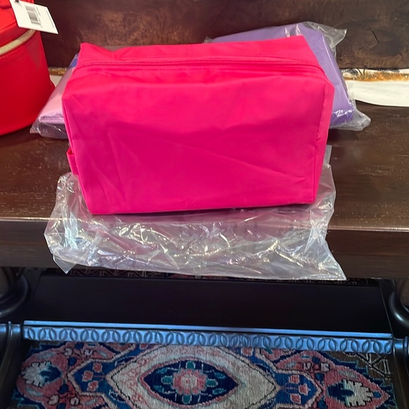 4 Large Totes and 1 very large make up Round case - Picture 4 of 16